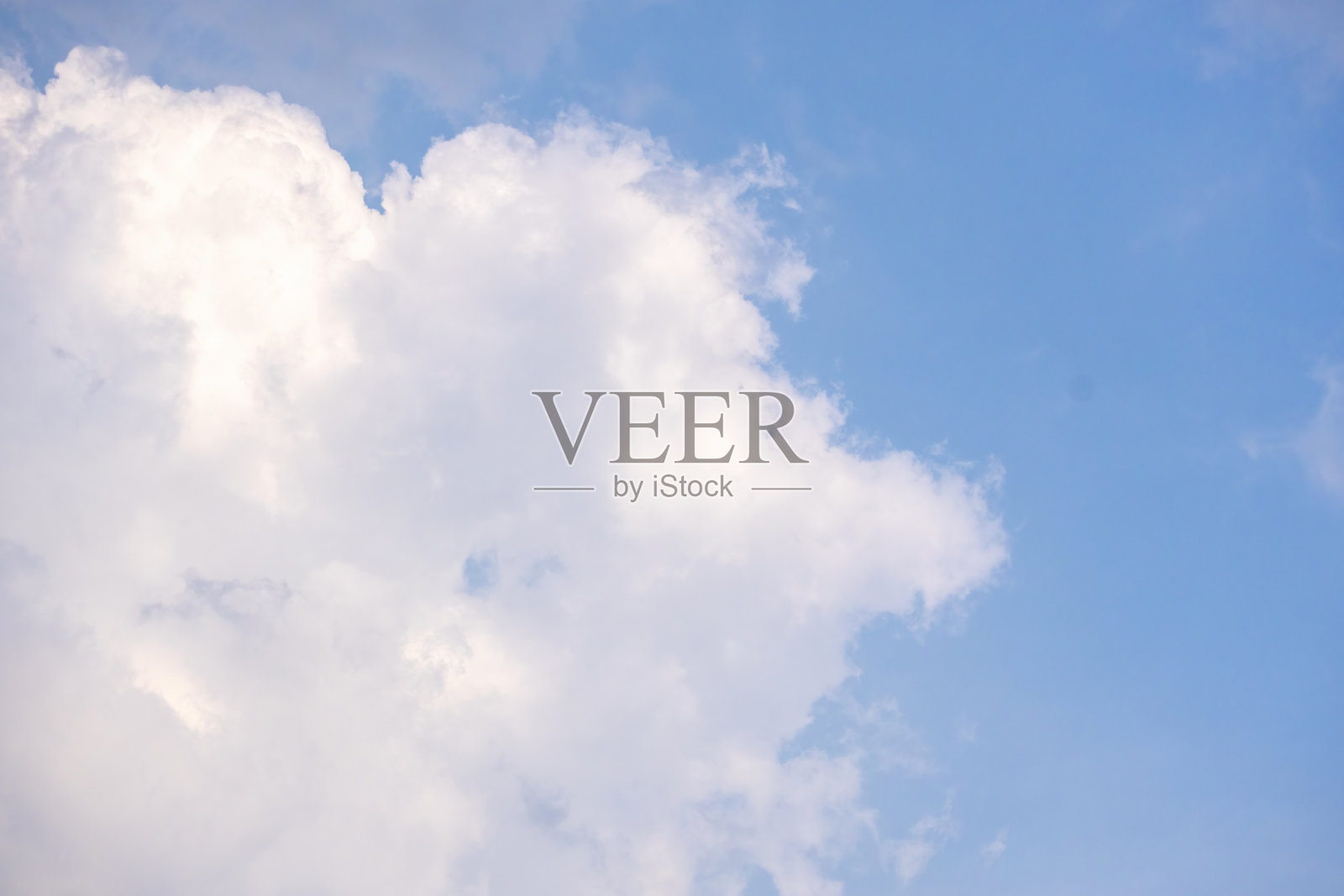 美丽的蓝天白云在夏日的一天。照片摄影图片