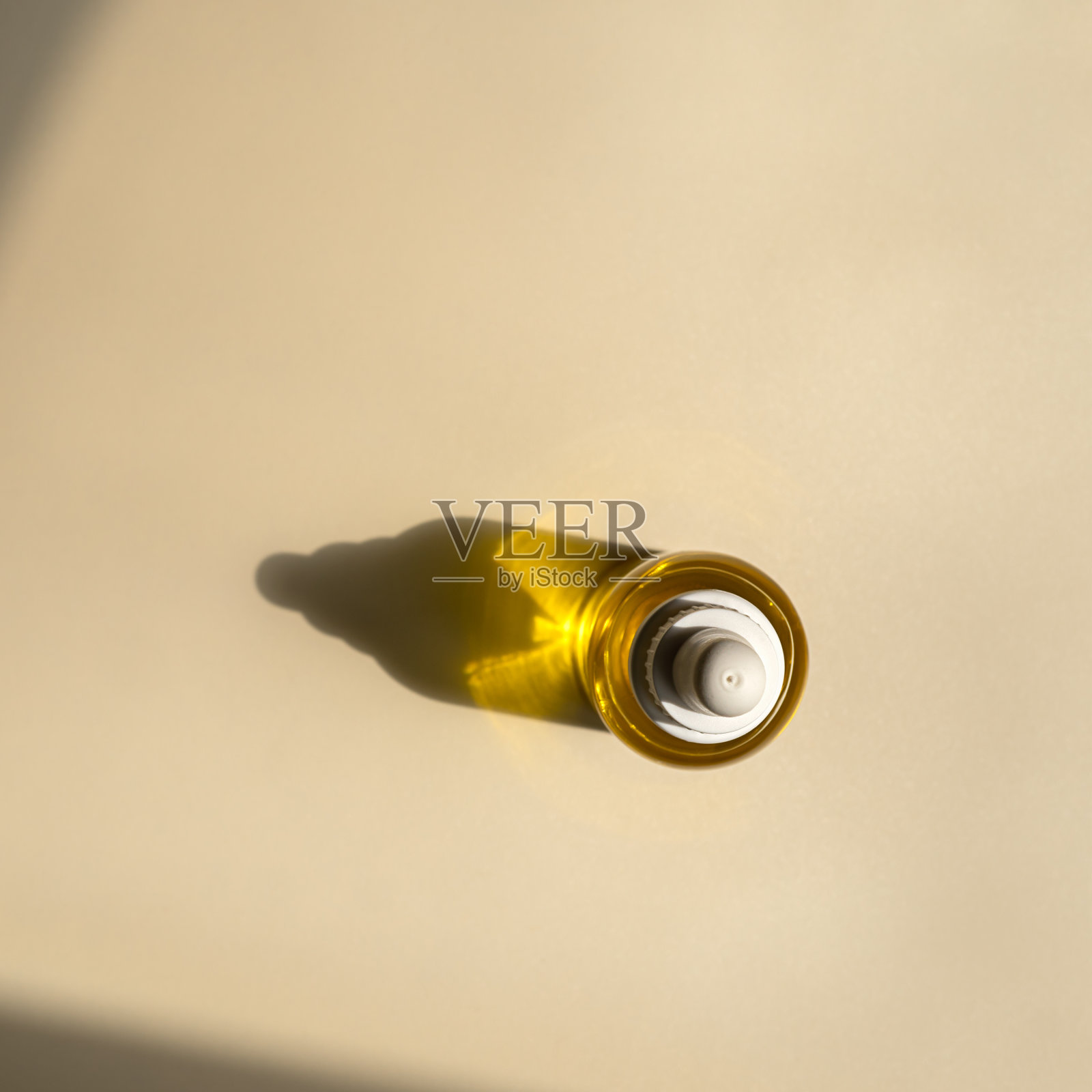 化妆品油与移液管在棕色背景照片摄影图片