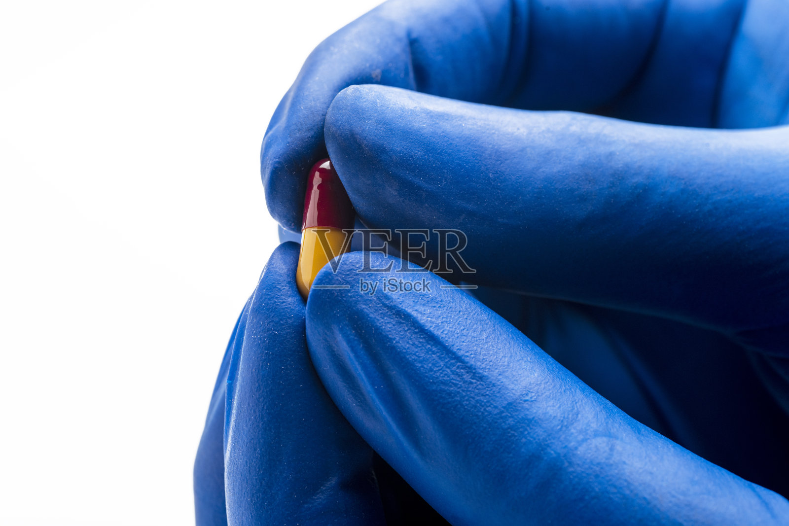 戴着医用手套的手打碎药片照片摄影图片