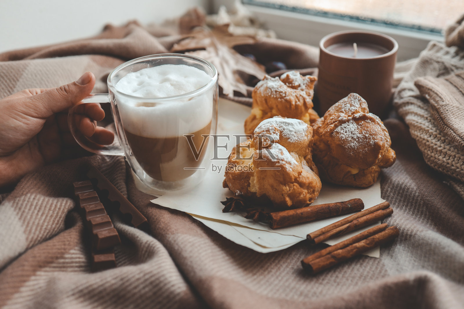 手中一杯咖啡，惬意秋意照片摄影图片