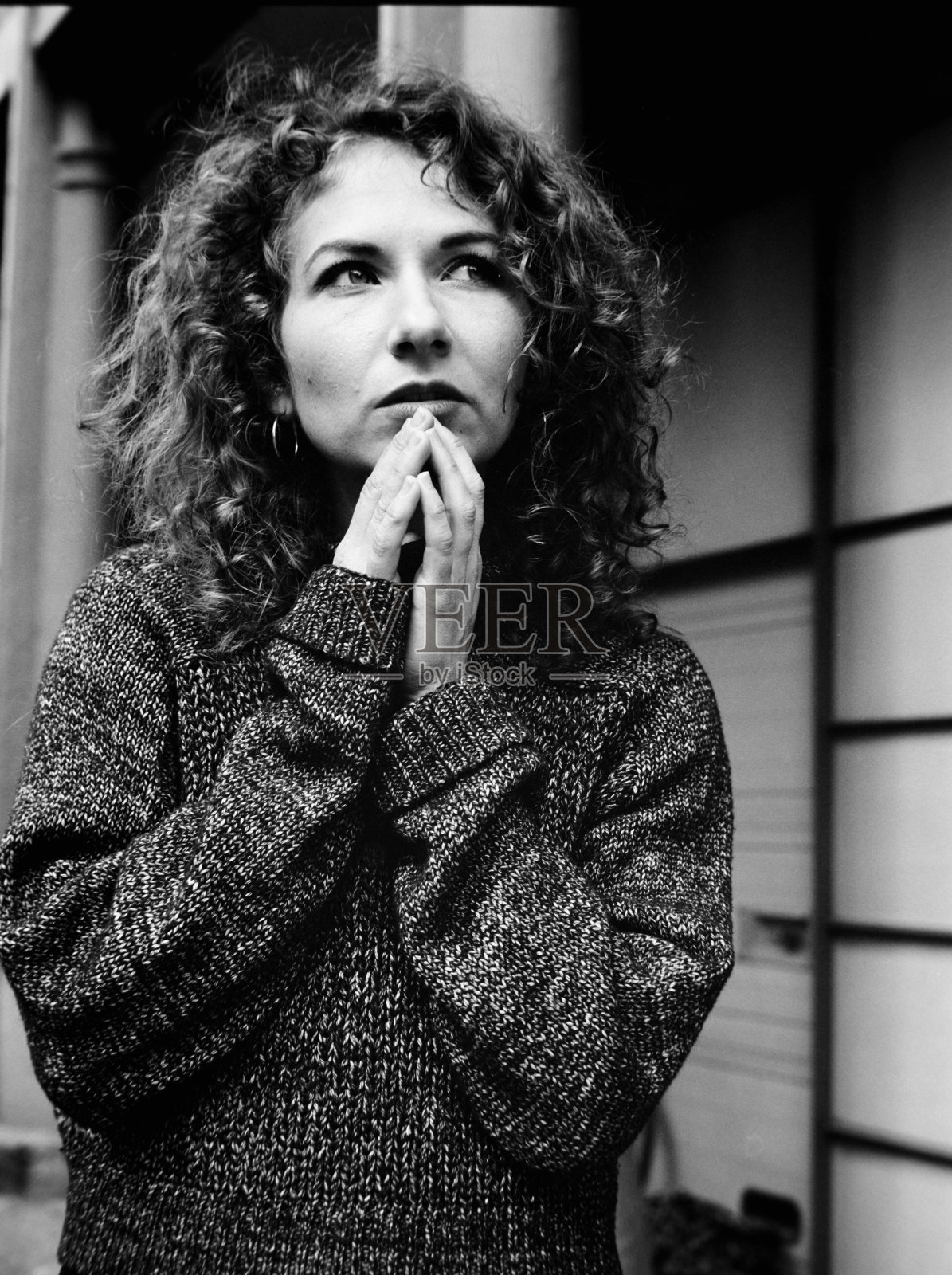 在户外沉思的年轻女子的单色肖像。照片摄影图片