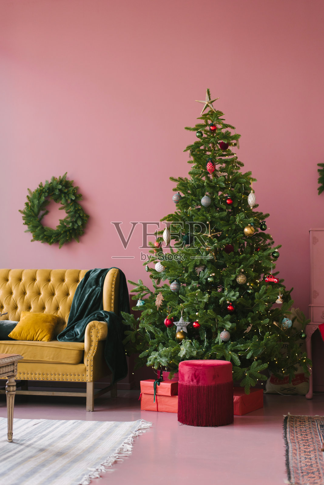 斯堪的纳维亚风格的客厅，带有圣诞装饰。节日的背景。新年的装饰品。照片摄影图片