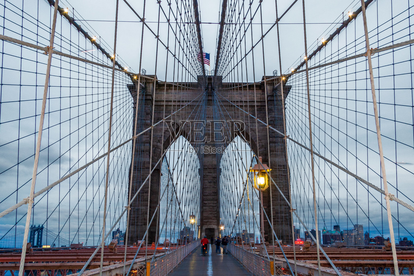 晚上在纽约布鲁克林大桥照片摄影图片