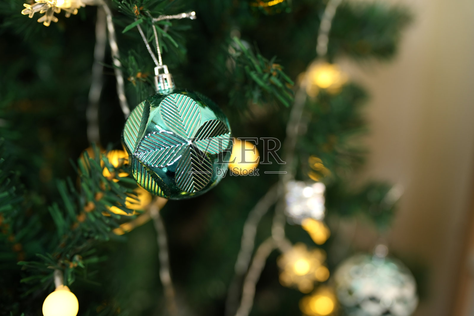 圣诞快乐2024概念圣诞球是用来装饰圣诞树在家庭聚会。照片摄影图片