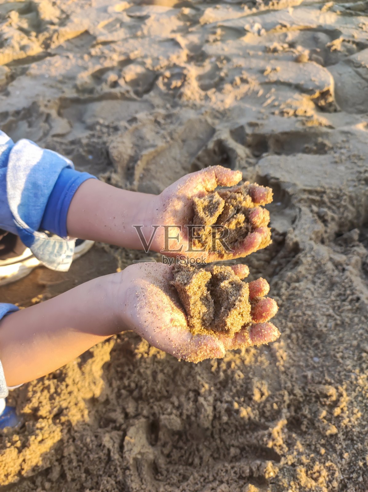 孩子们在玩沙子照片摄影图片