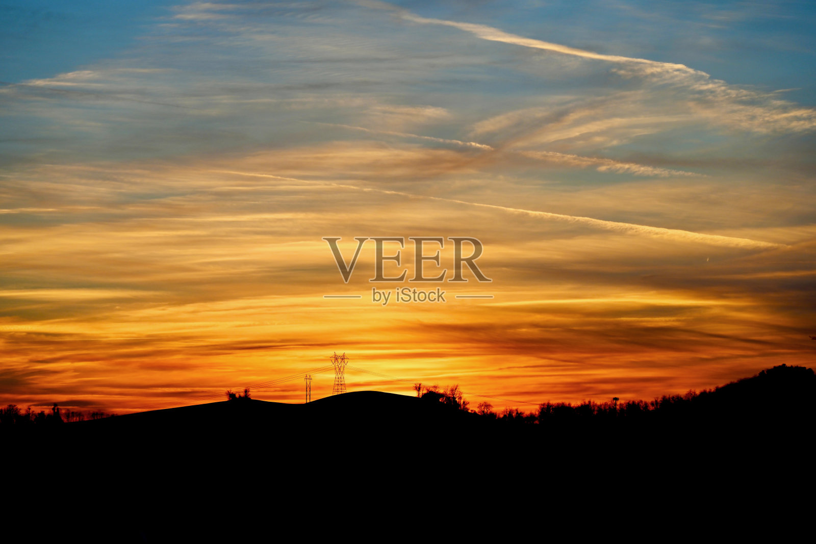 日落时分，高压电线消失不见照片摄影图片