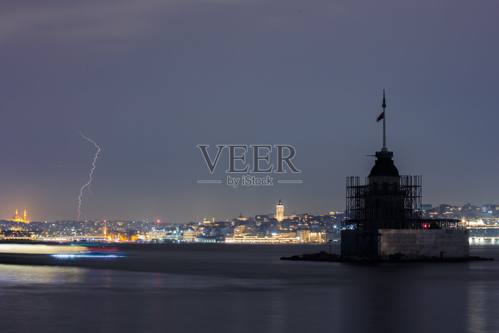 伊斯坦布尔的城市景观与闪电。照片摄影图片