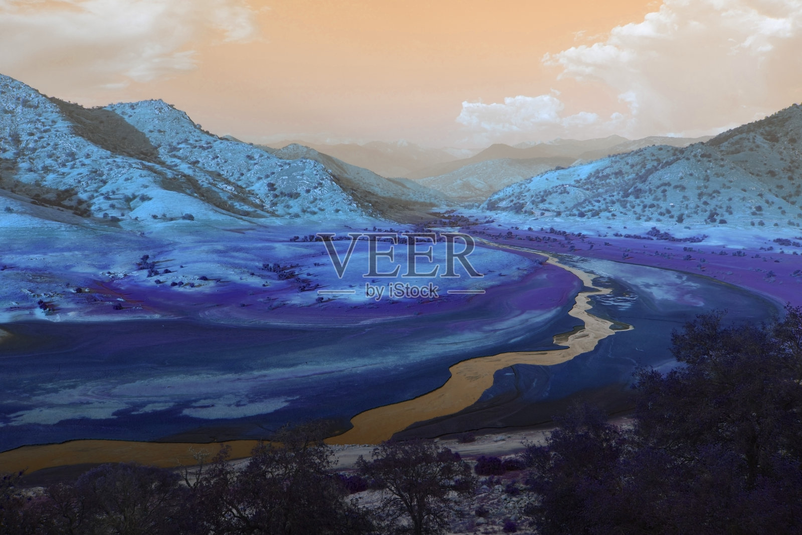 山谷中的山脉和河流，美国国家公园，加利福尼亚丘陵背景，美丽的自然景观，日落时的野生动物，丘陵和平原照片摄影图片