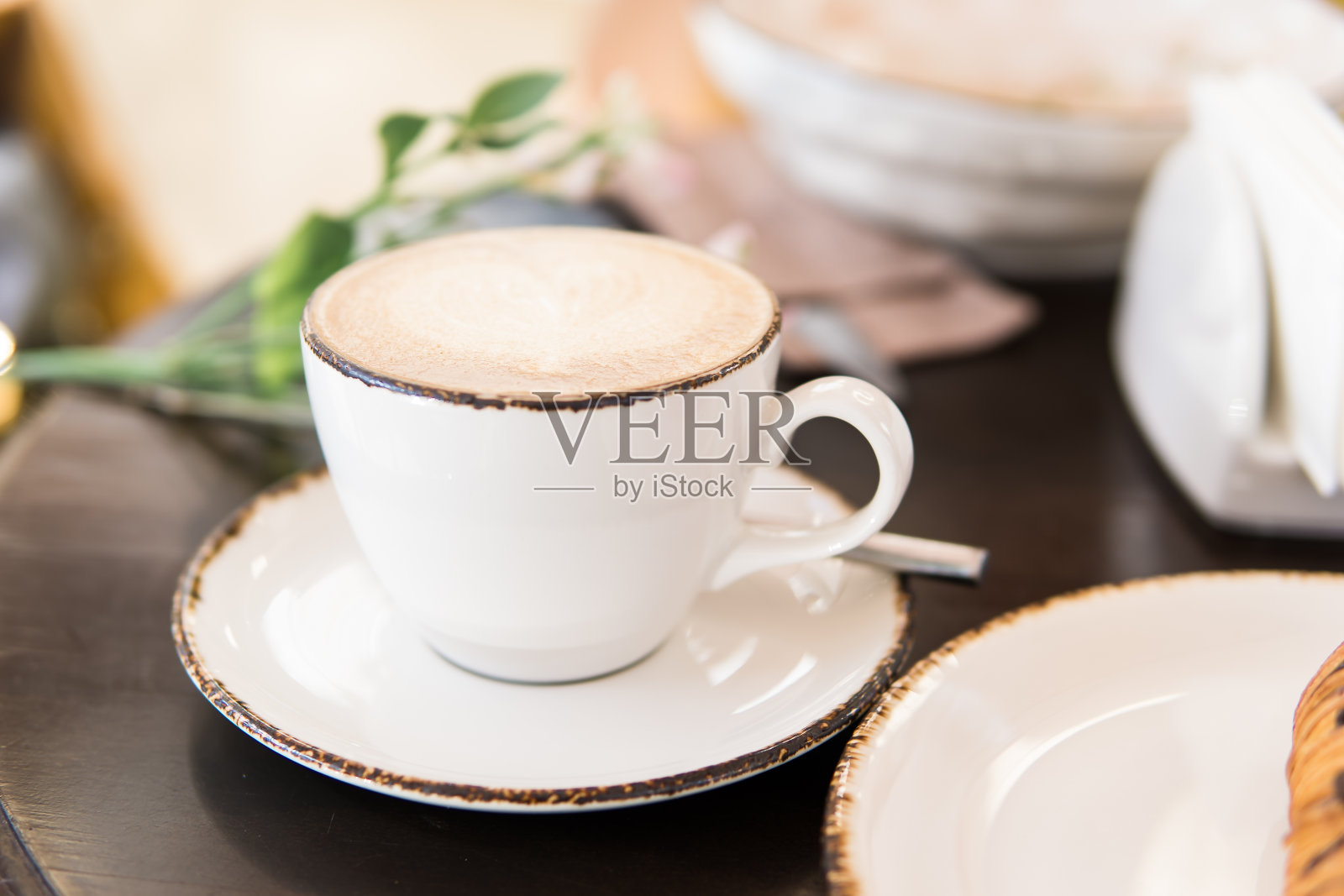 桌上有杯卡布奇诺照片摄影图片