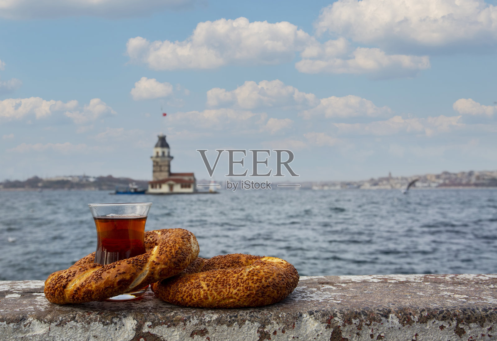 少女塔(Kiz Kulesi)，土耳其茶和土耳其百吉饼，伊斯坦布尔/土耳其照片摄影图片