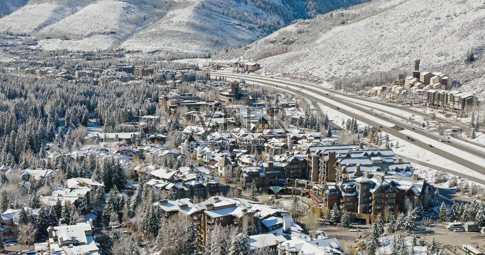 航拍的雪屋顶在韦尔，CO与车辆通过I-70照片摄影图片