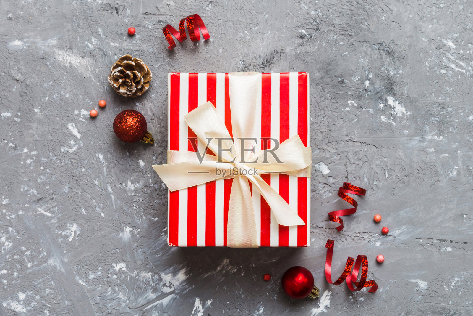 顶视图平面放置圣诞装饰品和礼盒在彩色背景与复制空间。圣诞或新年快乐作文照片摄影图片