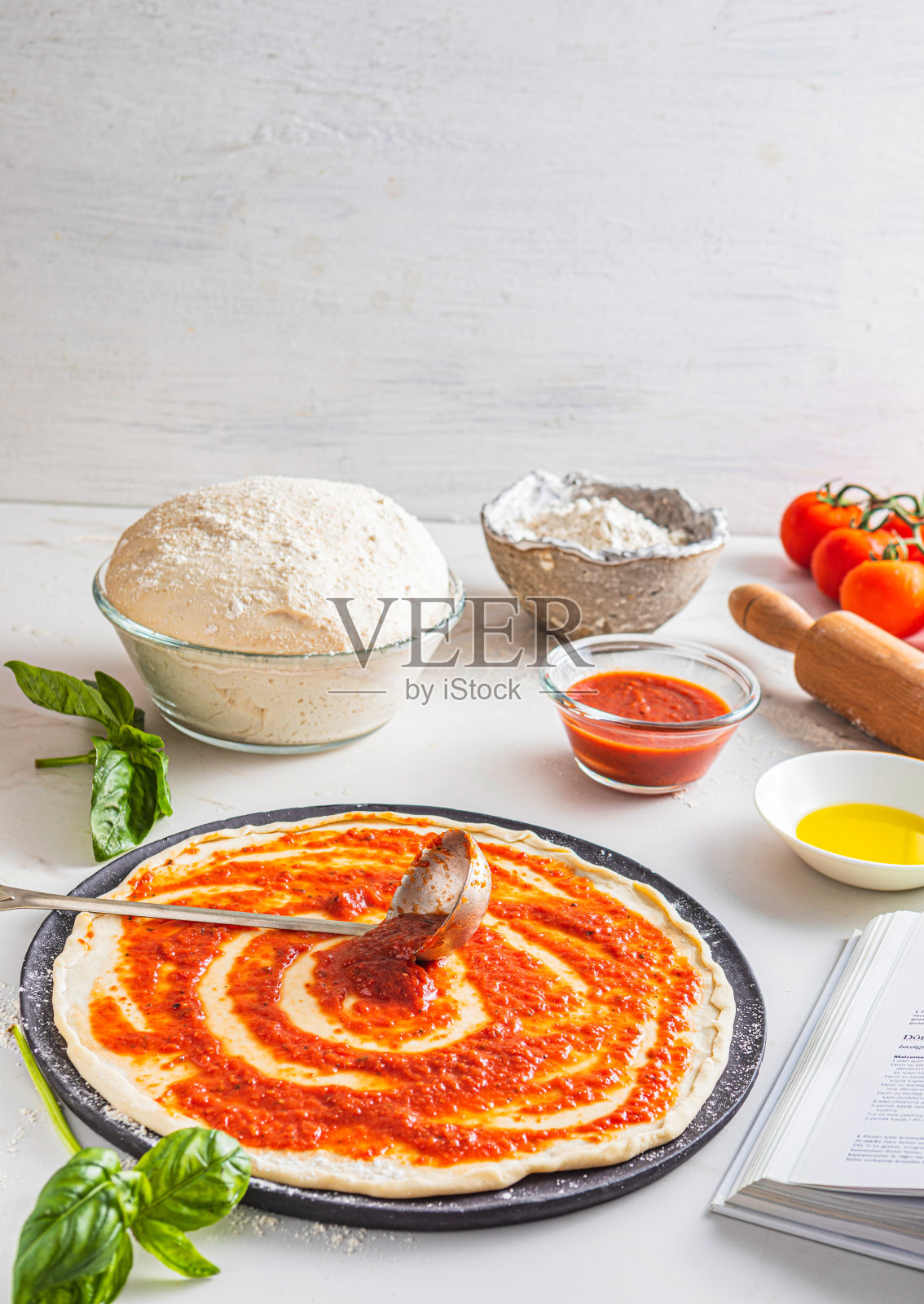 披萨生面团，配料:番茄酱照片摄影图片