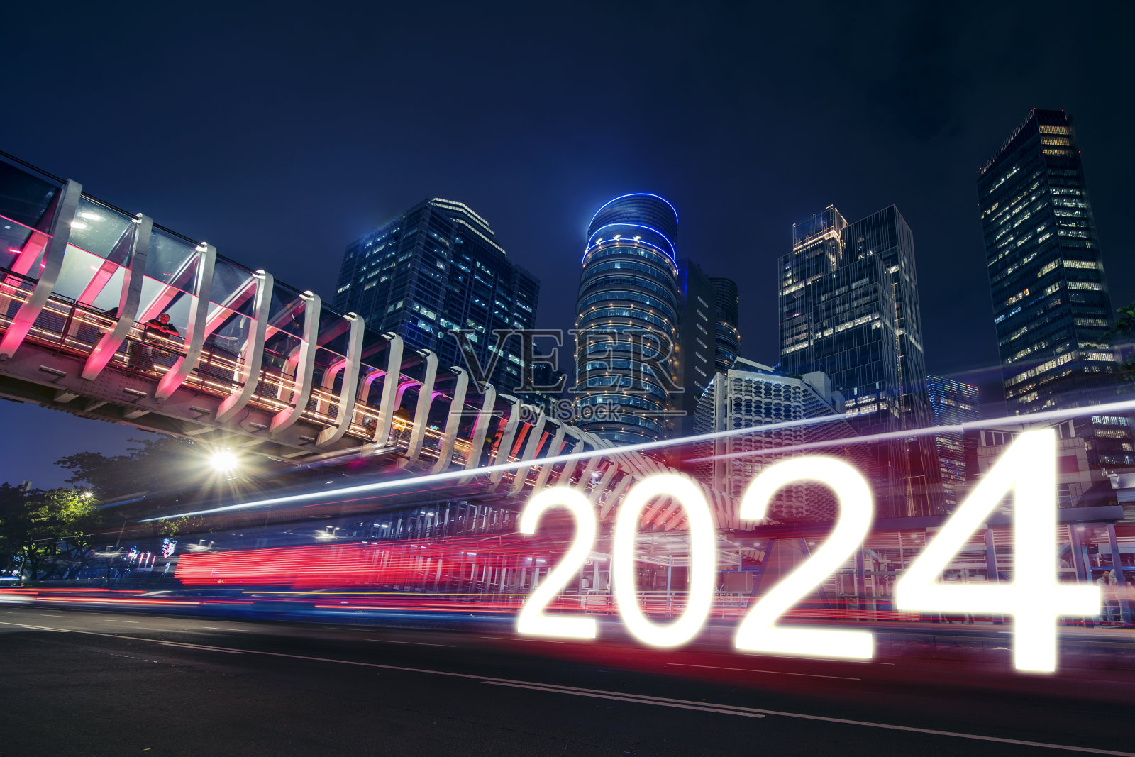 编号2024，模糊的光迹和背景中的摩天大楼照片摄影图片