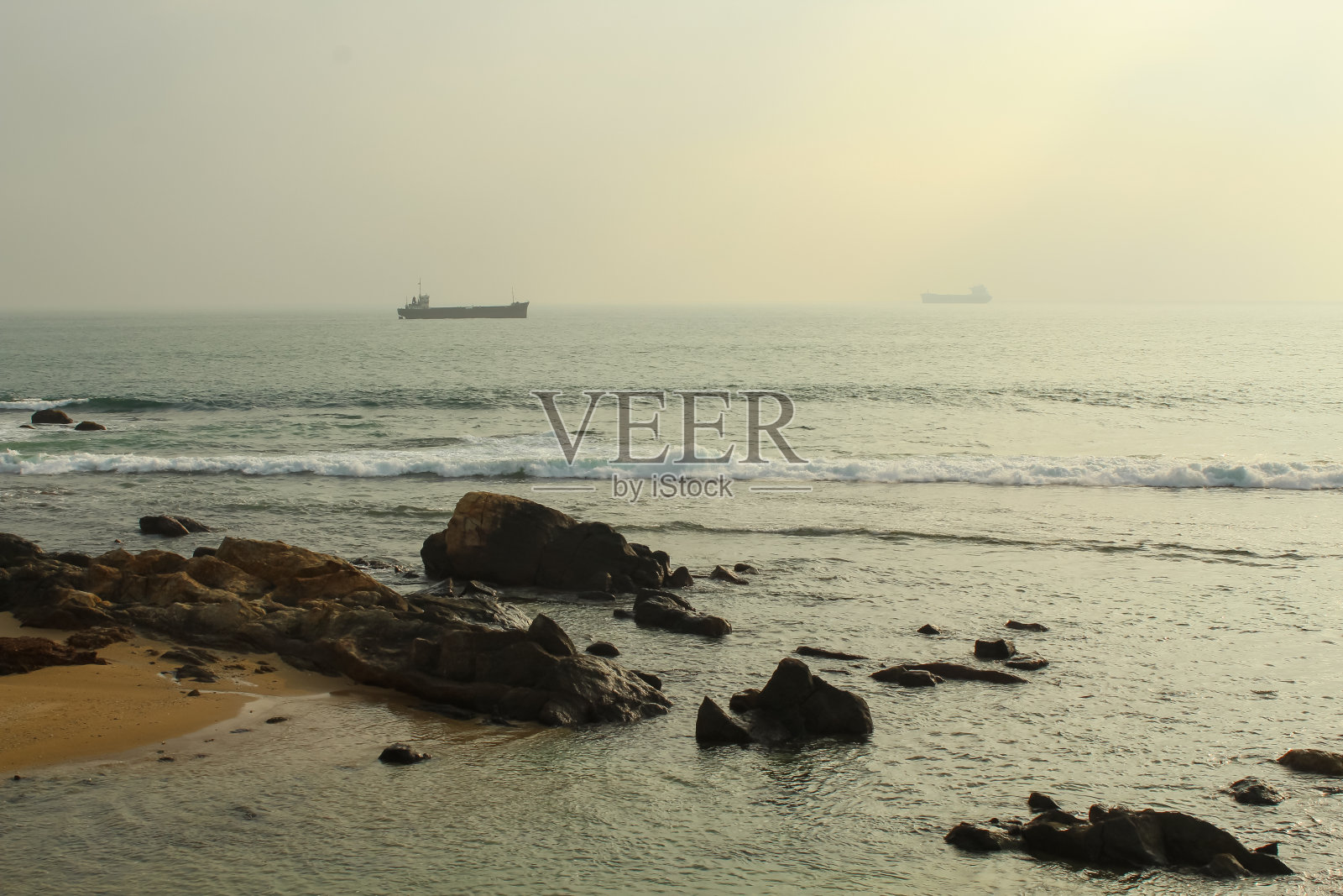 一艘巨大的货船和巨浪冲击着斯里兰卡加勒堡的海岸照片摄影图片