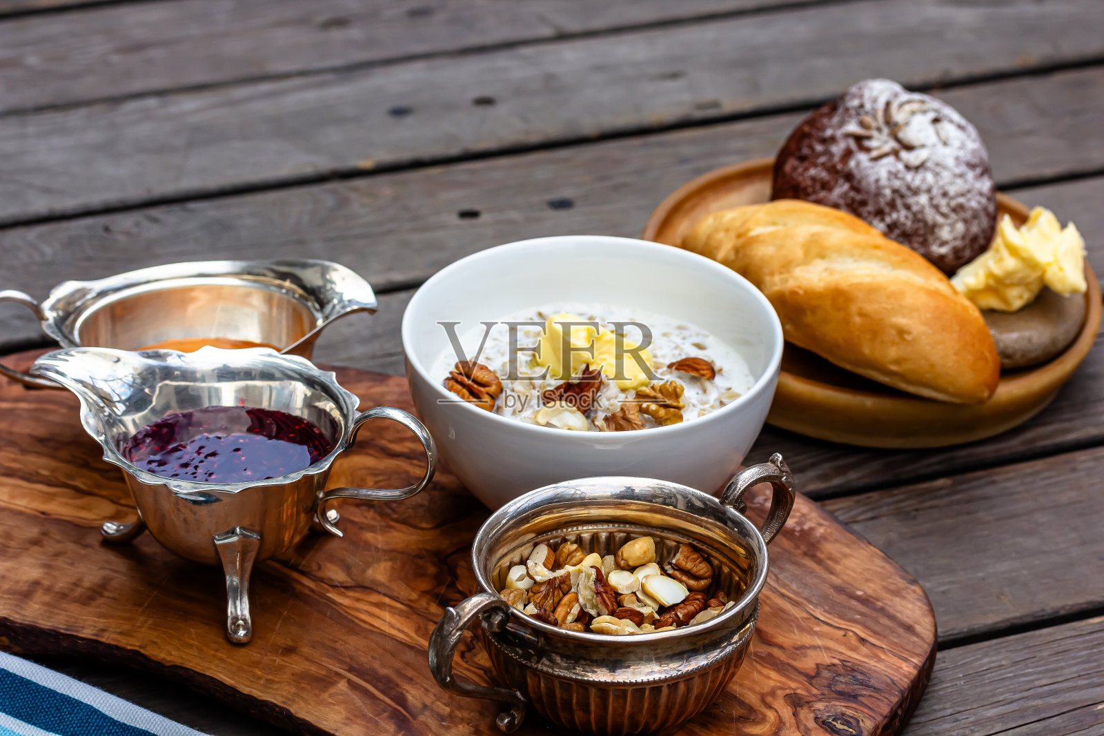 健康的早餐有燕麦粥、草莓、坚果、吐司、果酱和茶照片摄影图片