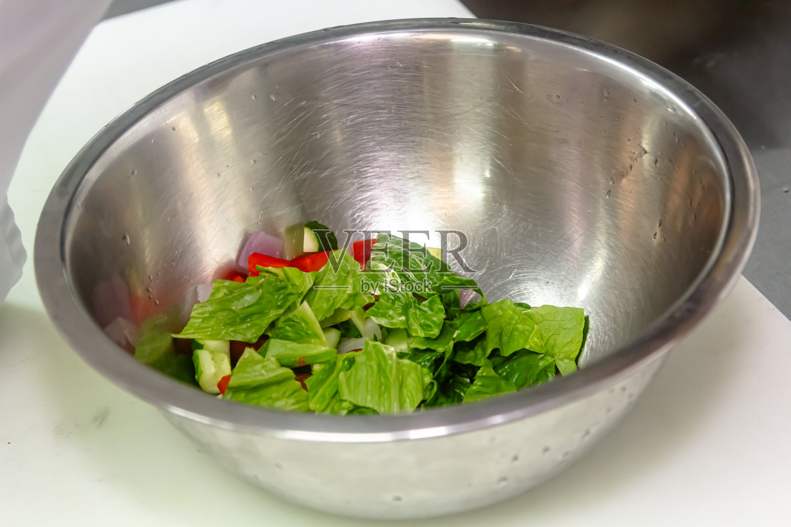 特写，厨房桌子上放着新鲜切碎的蔬菜的盘子。照片摄影图片