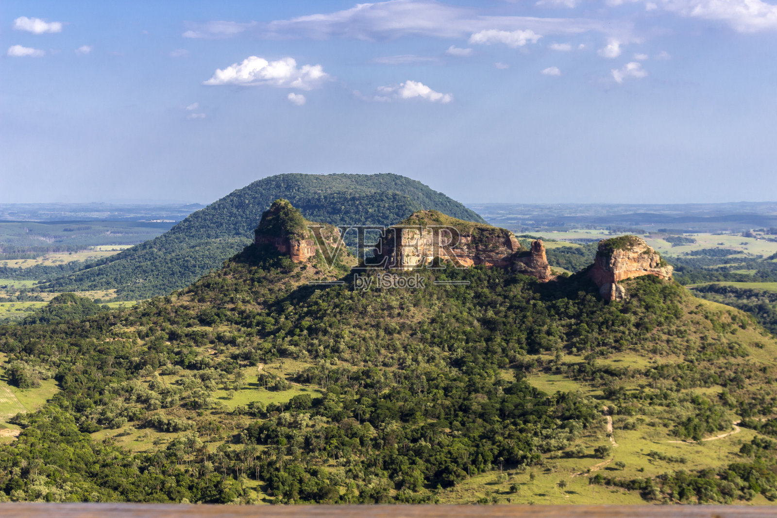 图为位于巴西<s:1>圣保罗内陆，波罗奎斯塔旅游区Bofete市农村地区，名为Três Pedras的一组见证山照片摄影图片
