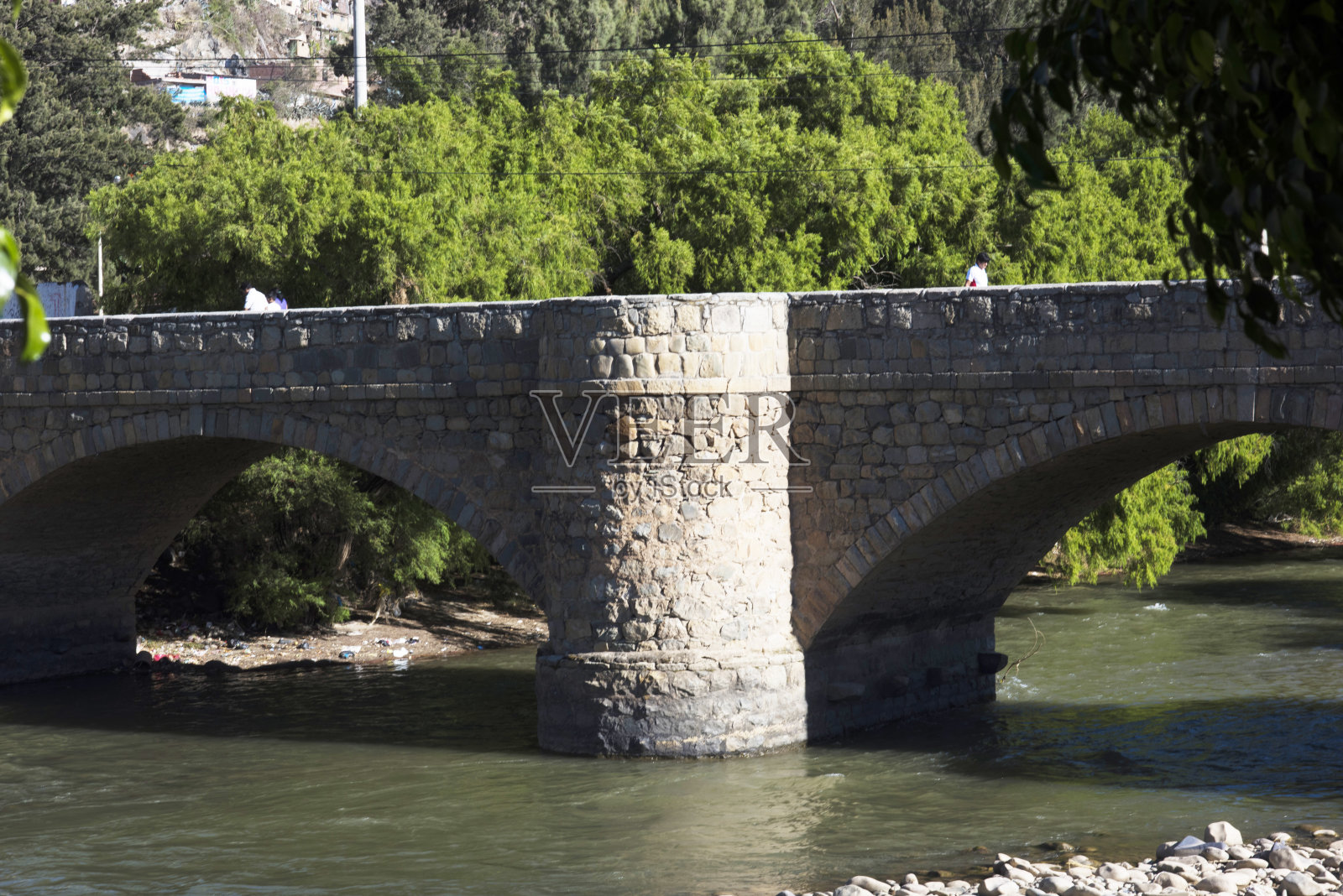 卡利坎托大桥位于秘鲁的瓦努科市，横跨瓦拉加河。它始建于1879年，于1884年完工。它由Santos Benedetti、Silverio Lazzaro和vittorio Albertini设计。照片摄影图片