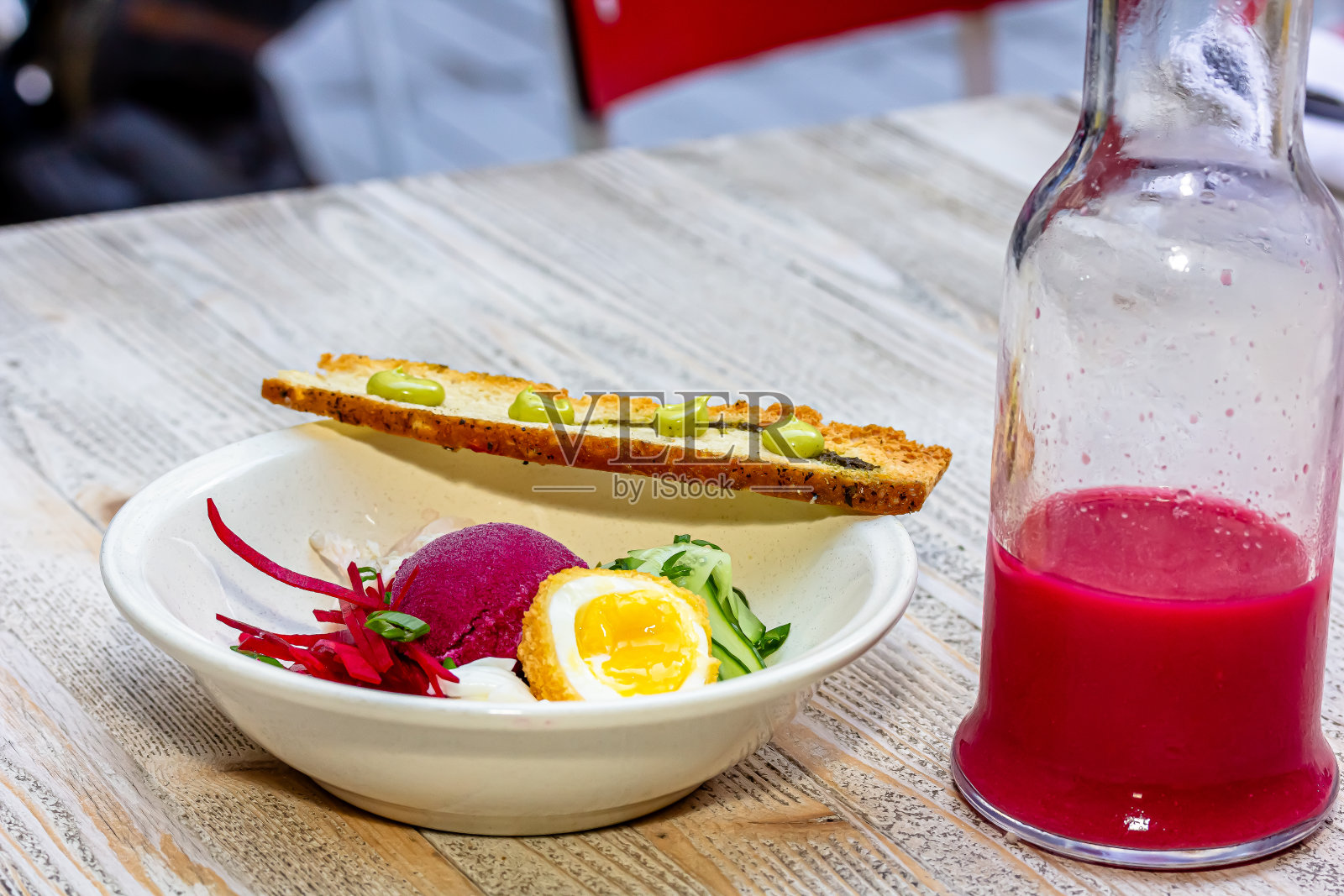 匿名厨师正在上西班牙凉菜汤，这是西班牙传统的冷汤照片摄影图片