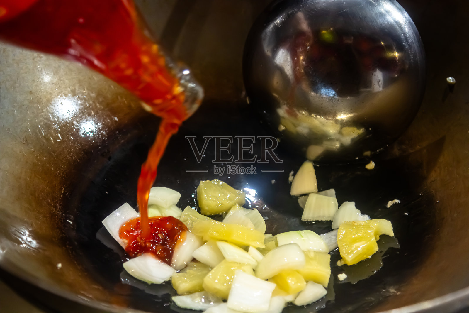 用煎锅烧猪肉和蔬菜，中式食谱照片摄影图片