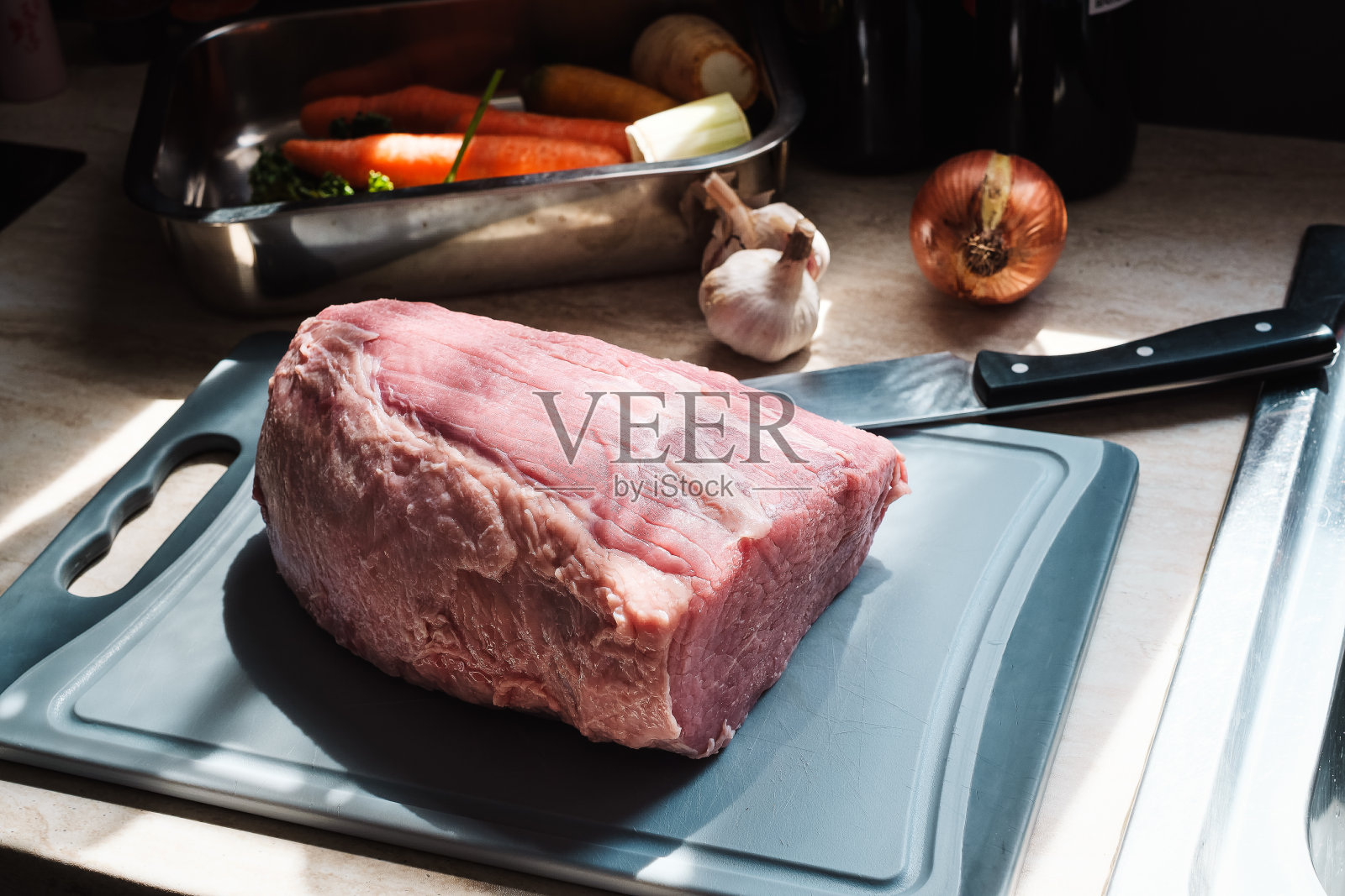 荷兰烤箱烤牛肉，胡萝卜和洋葱照片摄影图片