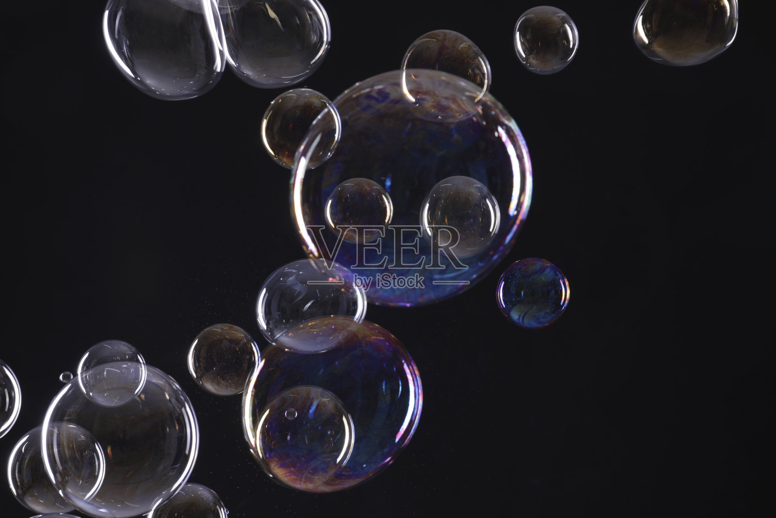 黑色背景上有许多美丽的肥皂泡照片摄影图片
