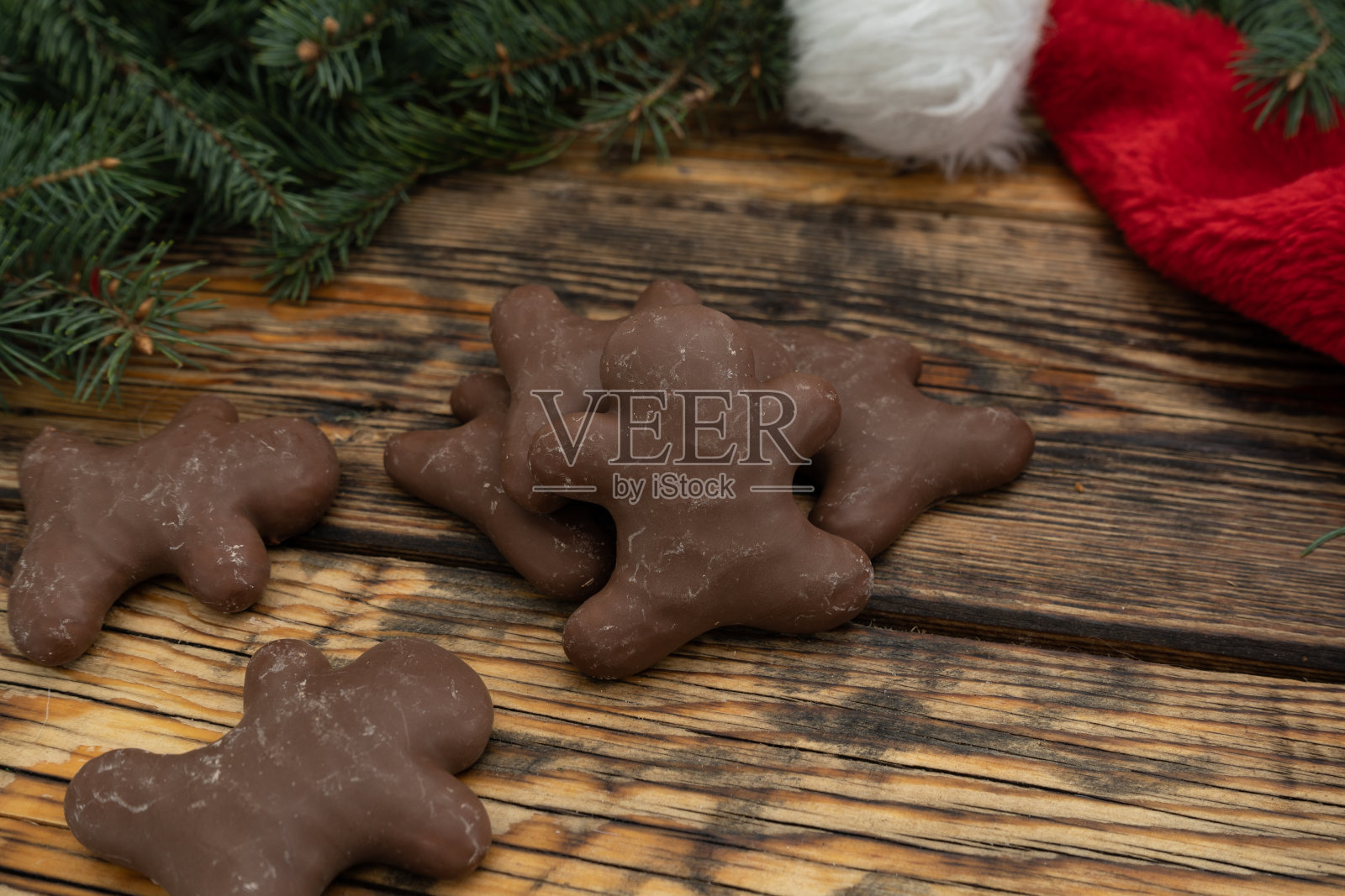 巧克力姜饼圣诞饼干。节假日冬季食品小吃。照片摄影图片