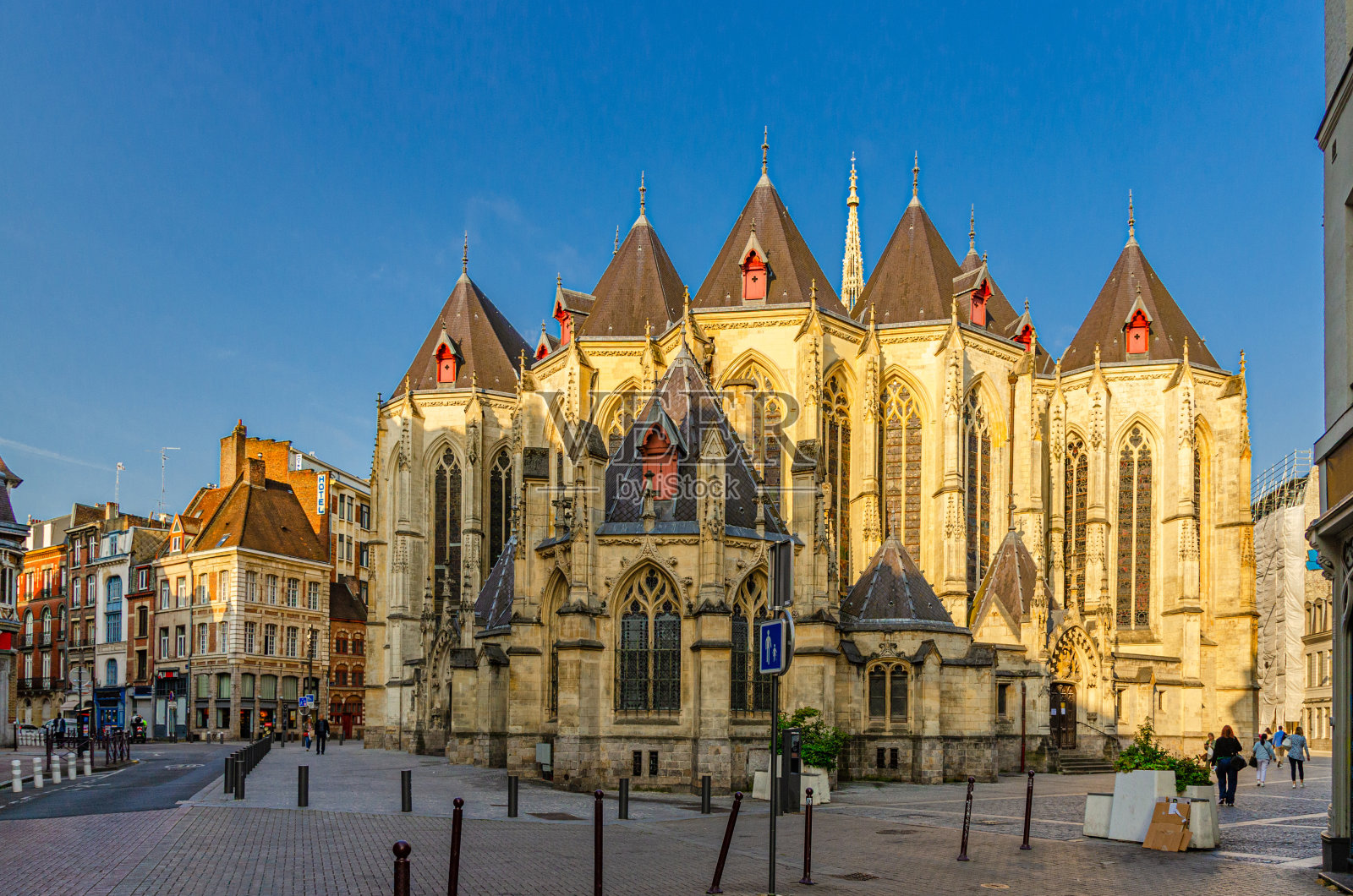 Eglise Saint-Maurice罗马天主教堂新哥特式建筑风格的建筑，位于法国北部上法兰西大区北部部门里尔市历史中心的皮埃尔-莫罗伊街照片摄影图片