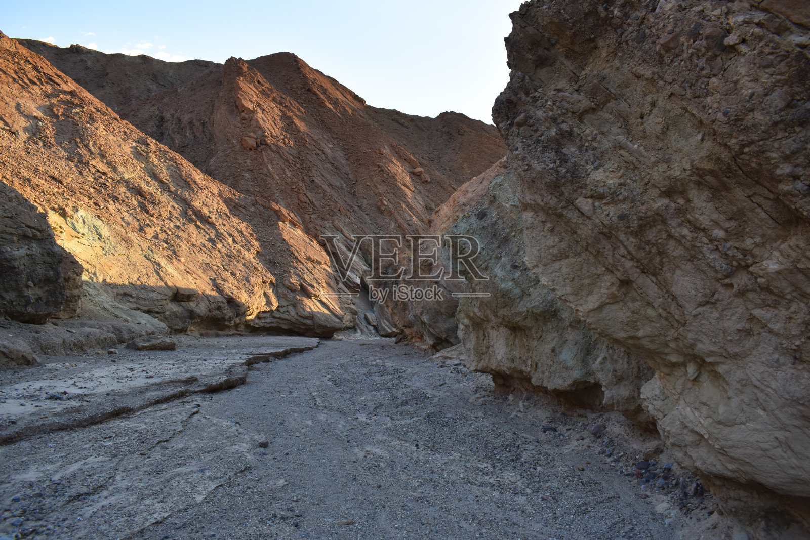 戈尔根峡谷中的死亡谷，以加州山脉为背景，观赏自然景观，美国国家公园野生动物照片摄影图片