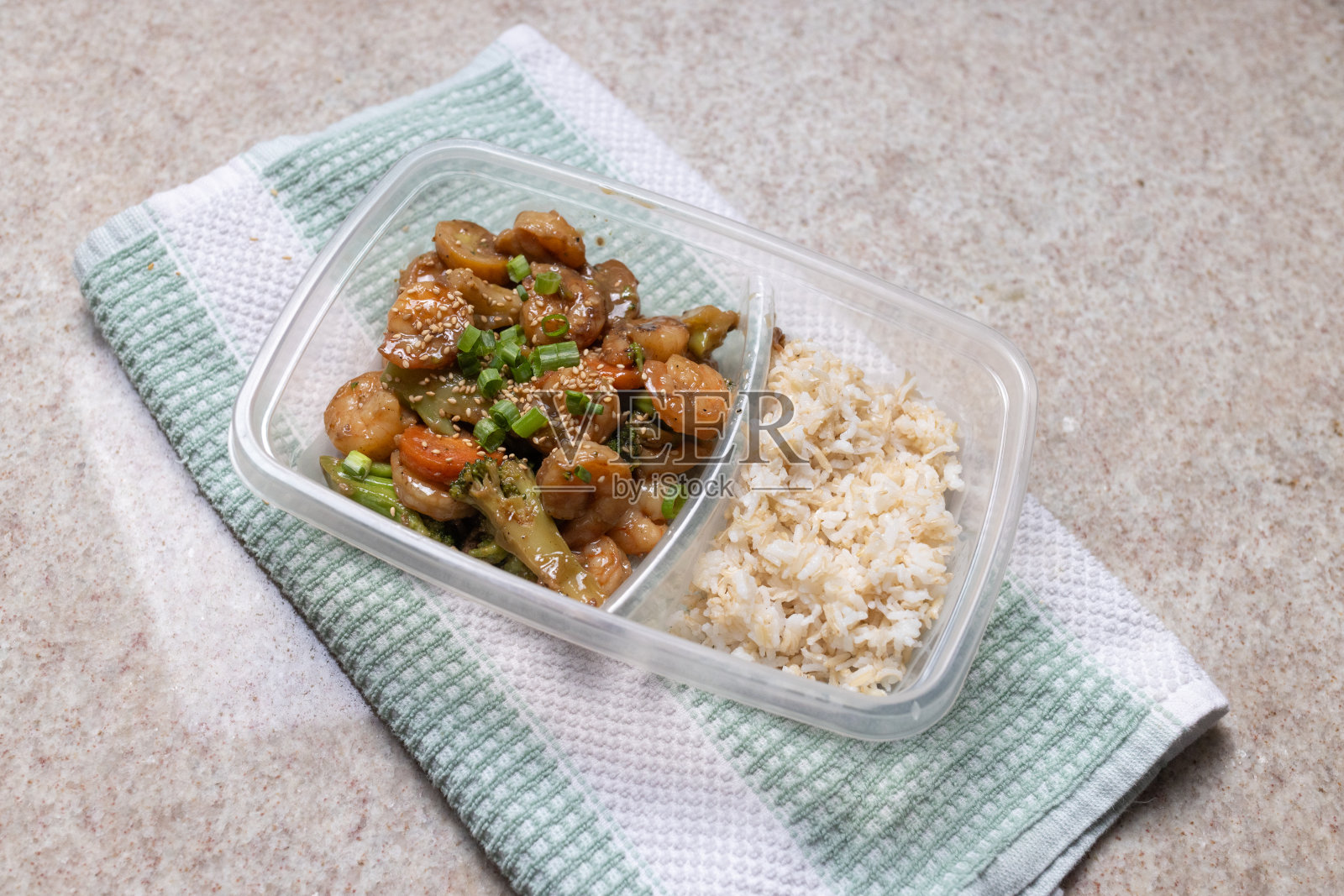 餐前准备-虾炒西兰花，胡萝卜，和西葫芦照片摄影图片