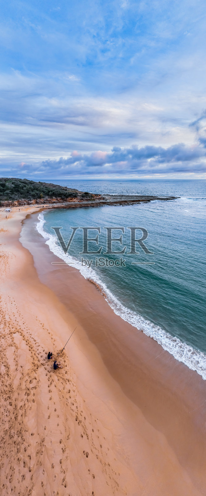 大海和沙滩上的高云日落照片摄影图片