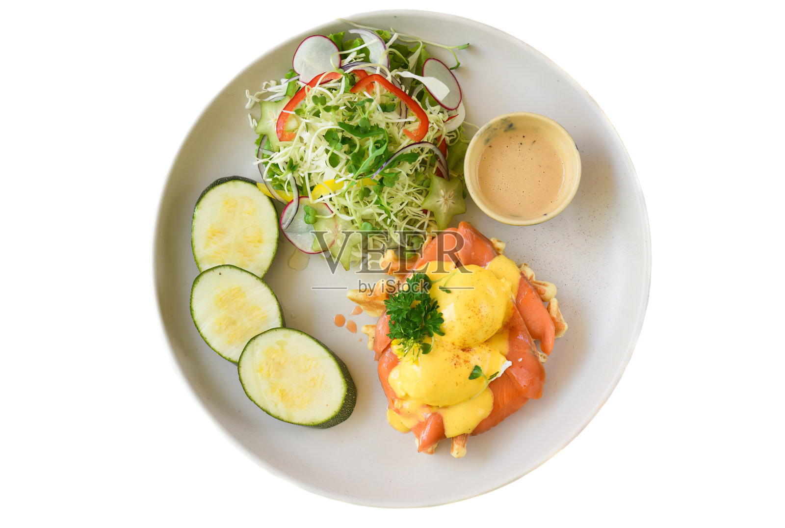 白色盘子里有鸡蛋，本尼迪克特华夫饼和熏鲑鱼，背景是白色的照片摄影图片