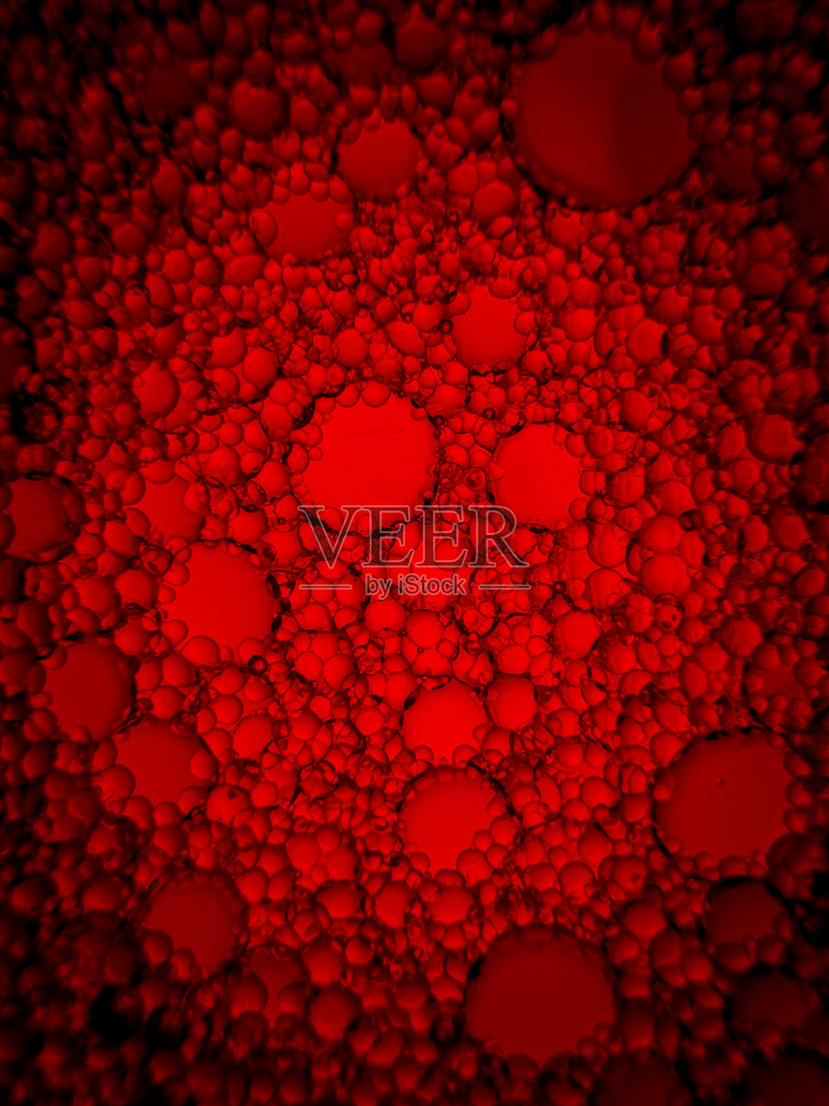 用食用油和水混合制成的红色背景。照片摄影图片