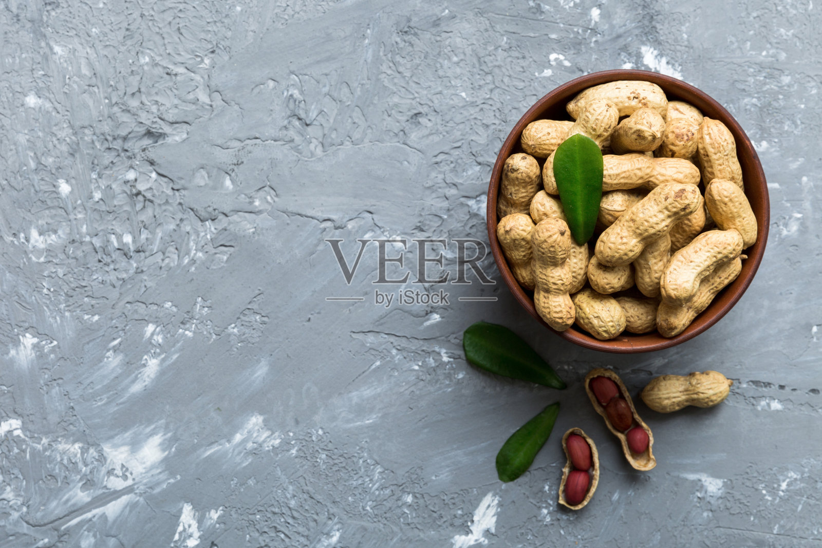 新鲜健康的花生在碗在彩色的桌子背景。健康饮食bertholletia概念。超级食物照片摄影图片