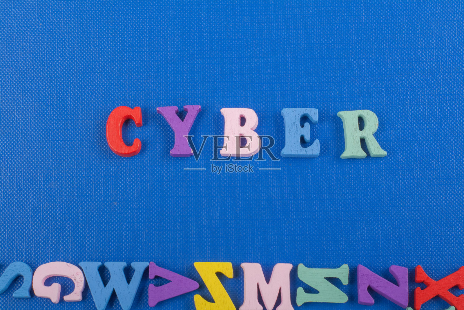 蓝色背景的网络词由彩色abc字母块木制字母组成，用于广告文字的复制空间。学习英语的理念。照片摄影图片