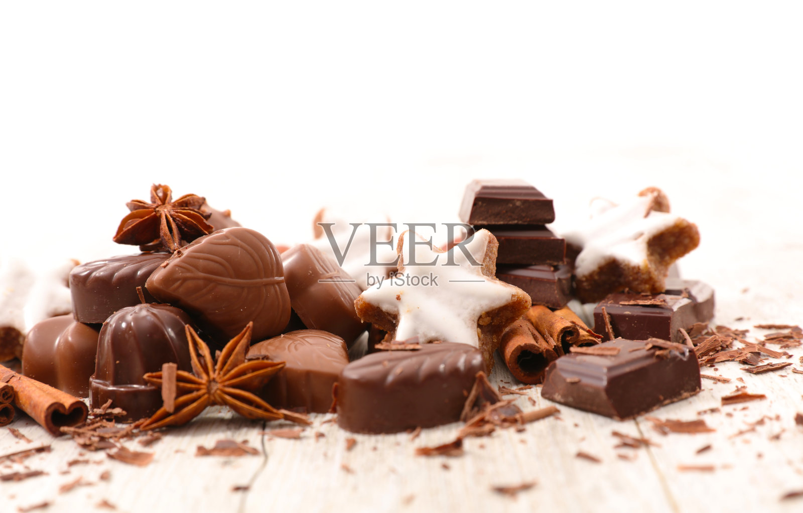 混合巧克力果仁糖，姜饼饼干和香料照片摄影图片