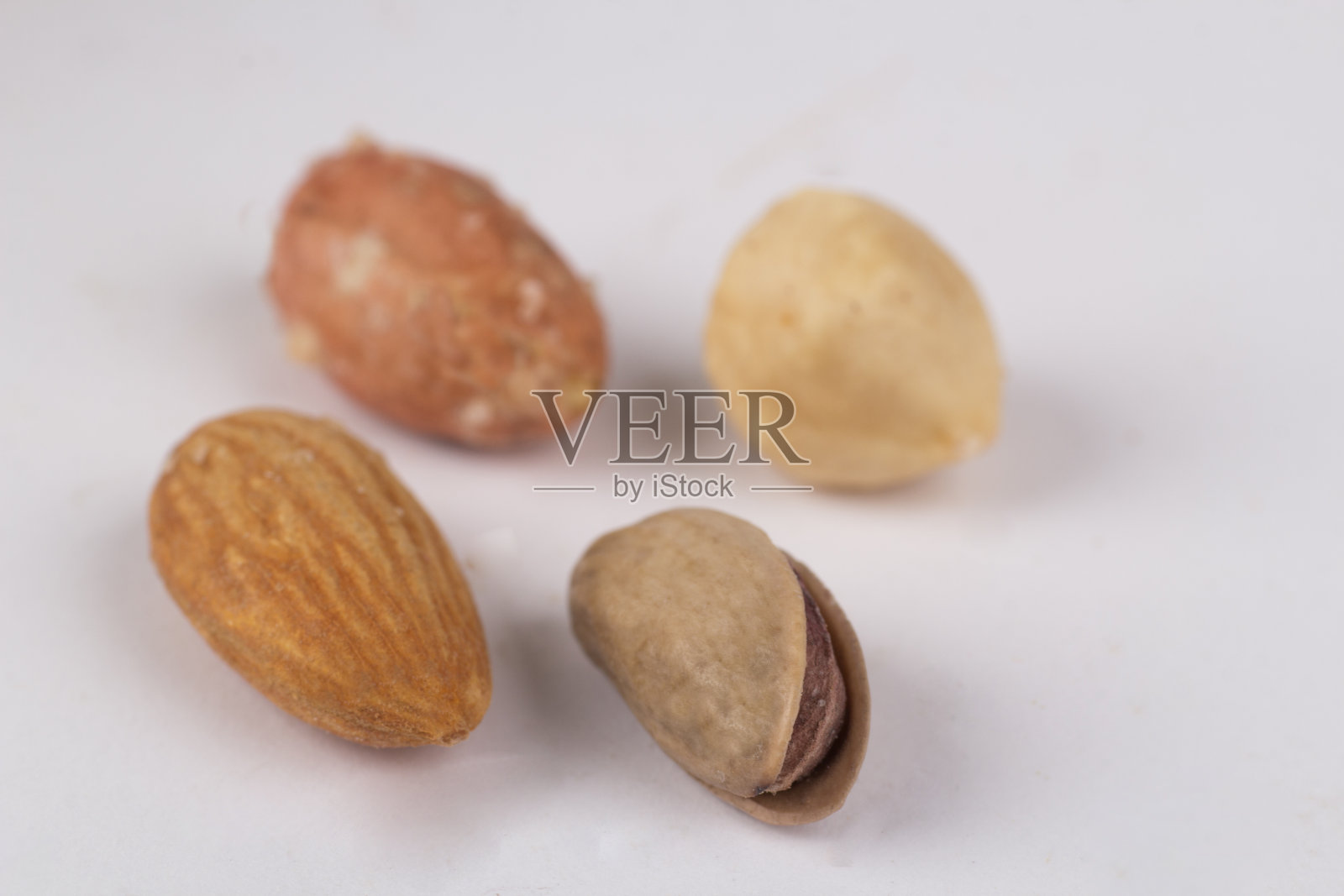 白色背景上的混合坚果照片摄影图片