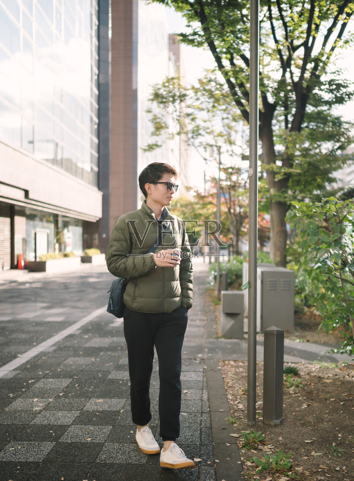 11月，单身的亚洲Z世代男性在日本大阪的道顿堀步行街购物照片摄影图片