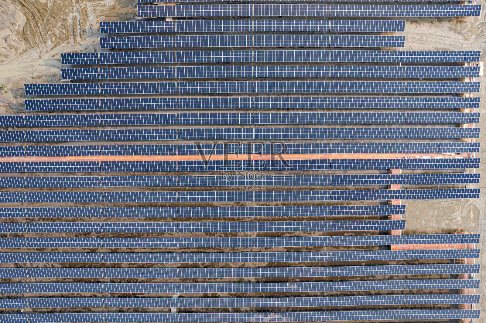 滩涂上光伏太阳能板安装位置鸟瞰图照片摄影图片