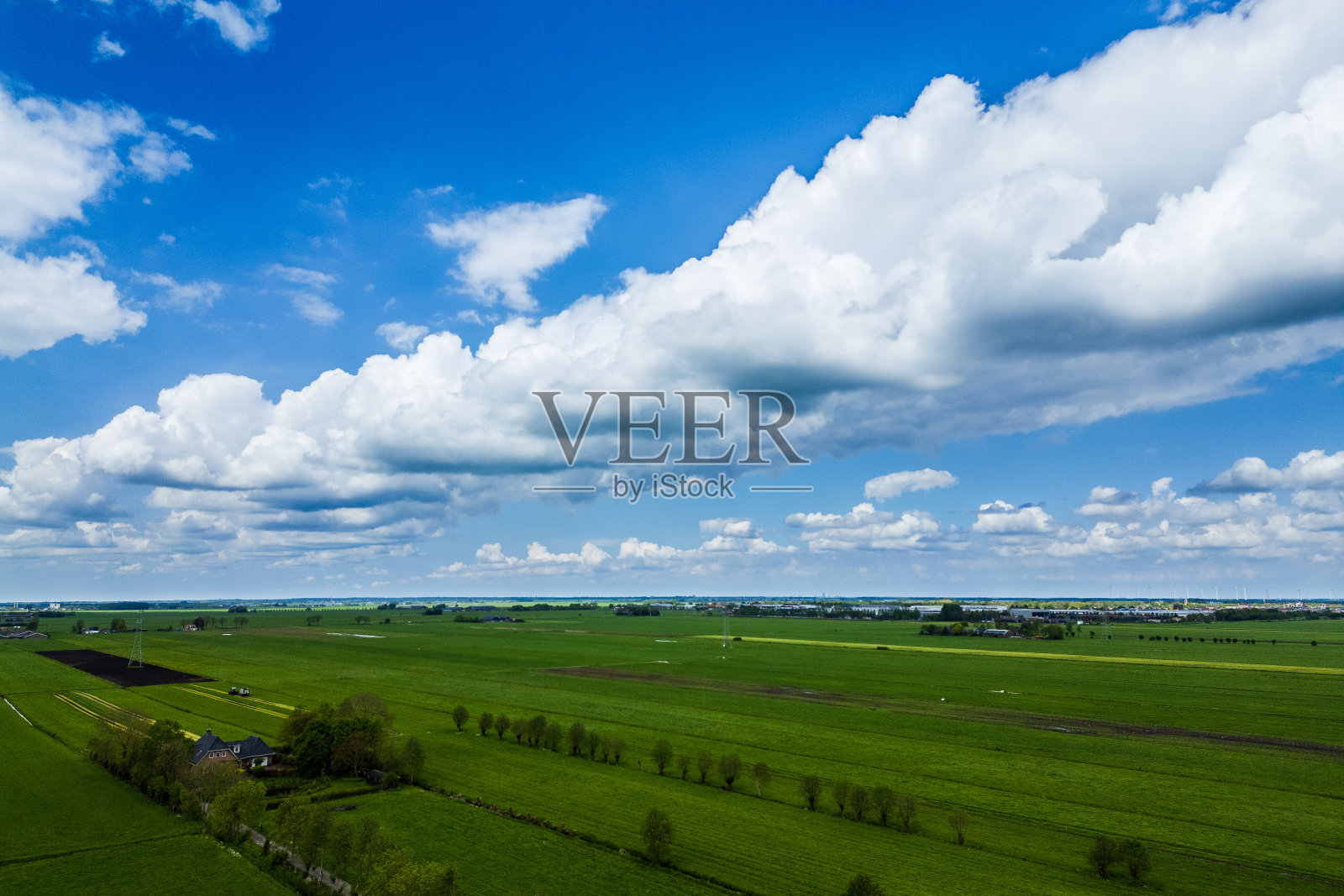 鸟瞰有云的农民土地。照片摄影图片