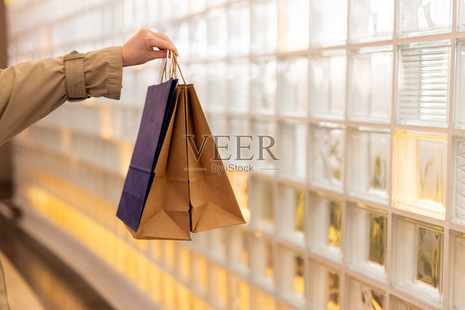 妇女手持购物袋的特写照片摄影图片