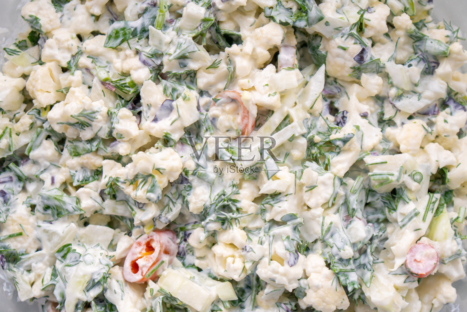 花椰菜沙拉,很多蔬菜和其他蔬菜加酸奶油
