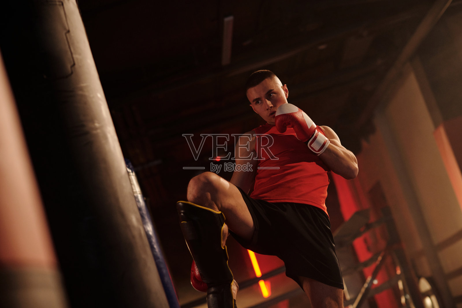 用沙袋练习低踢腿照片摄影图片