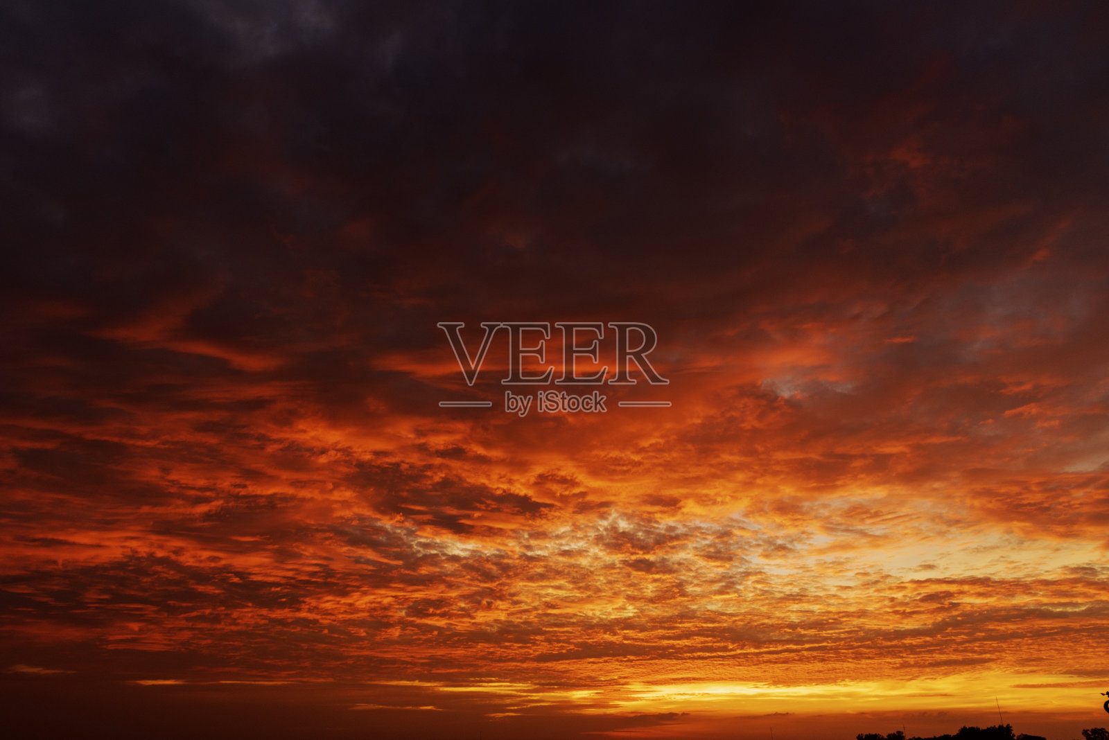 热带惊人戏剧性的金色天空日落在风景秀丽的河流，湖泊，海景海洋。剪影宁静的季节荒野宁静的景观。宁静的湖泊乡村日出海滨反射照片摄影图片