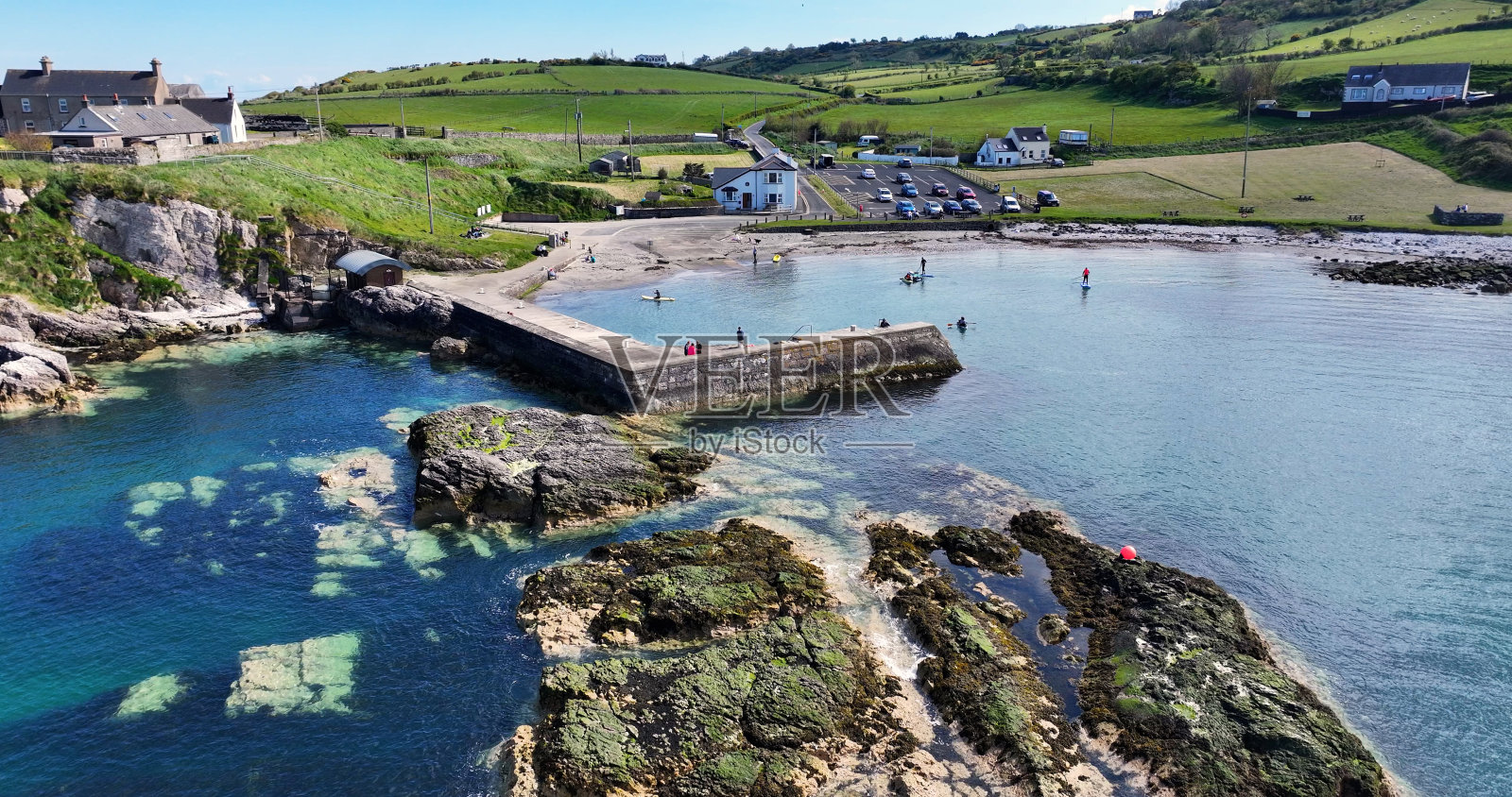 鸟瞰游客在Portmuck Harbour Islandmagee Co北爱尔兰安特里姆照片摄影图片