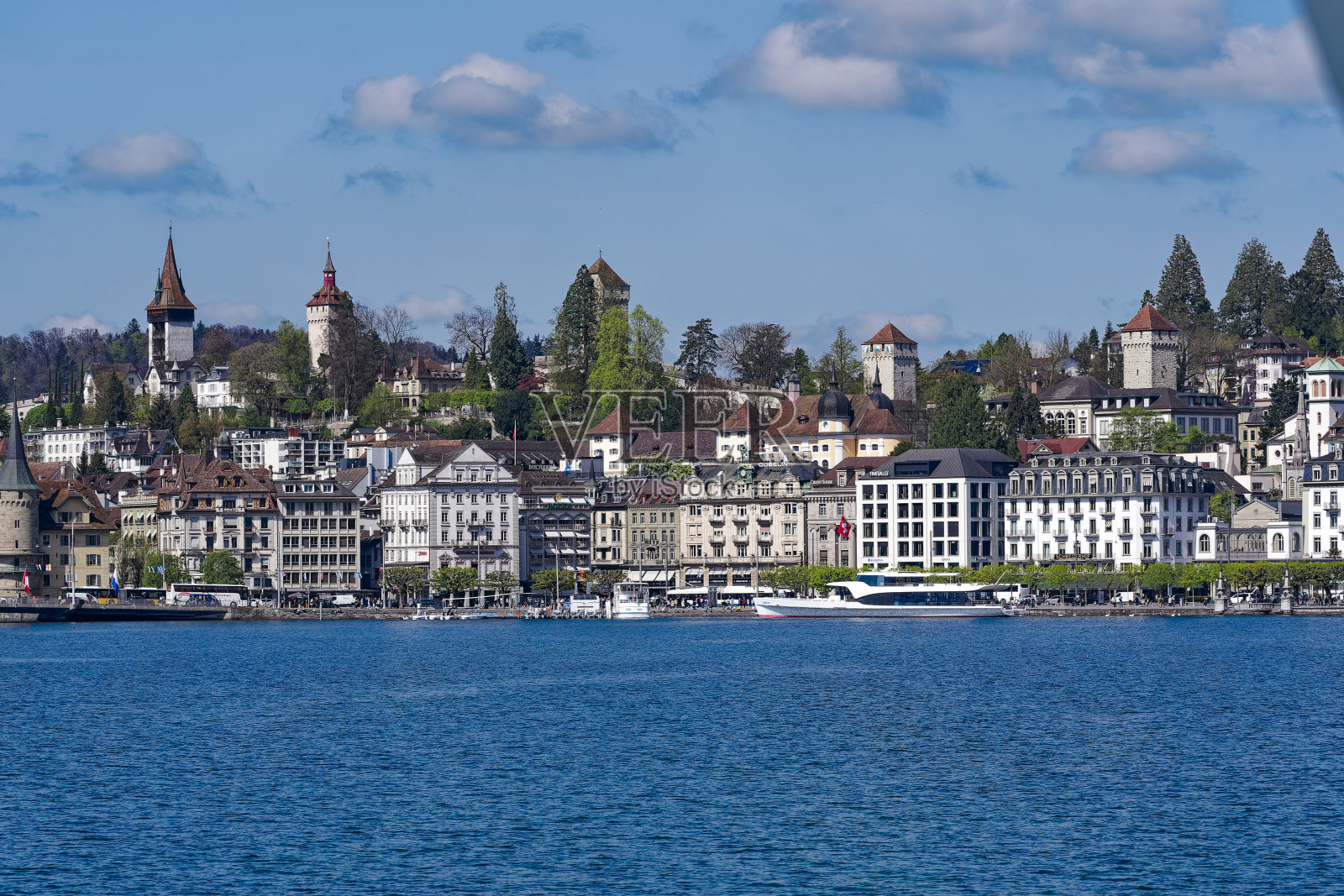 瑞士著名小镇卢塞恩的天际线，明亮的阳光和蓝色的天空背景。照片摄影图片