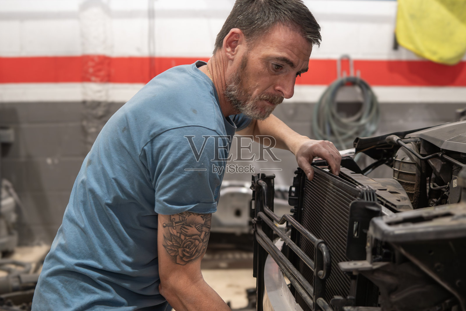 一个人正在修理汽车发动机照片摄影图片