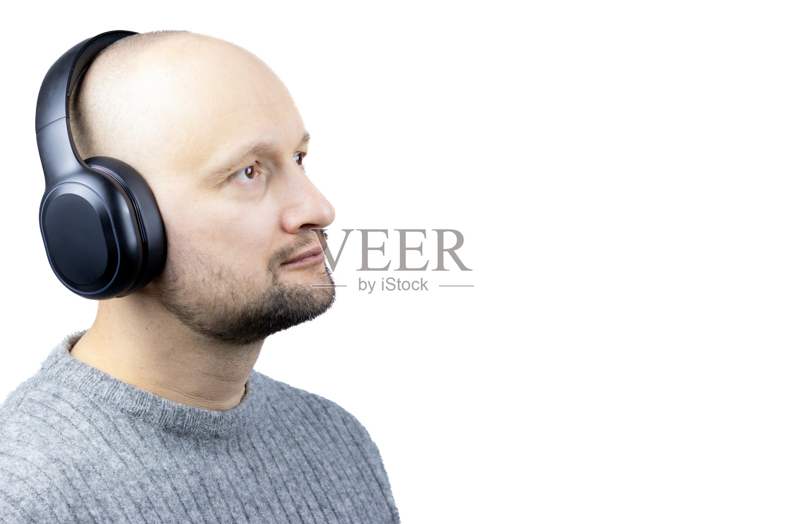 节奏提升:一个穿灰毛衣的人迷失在音乐中照片摄影图片