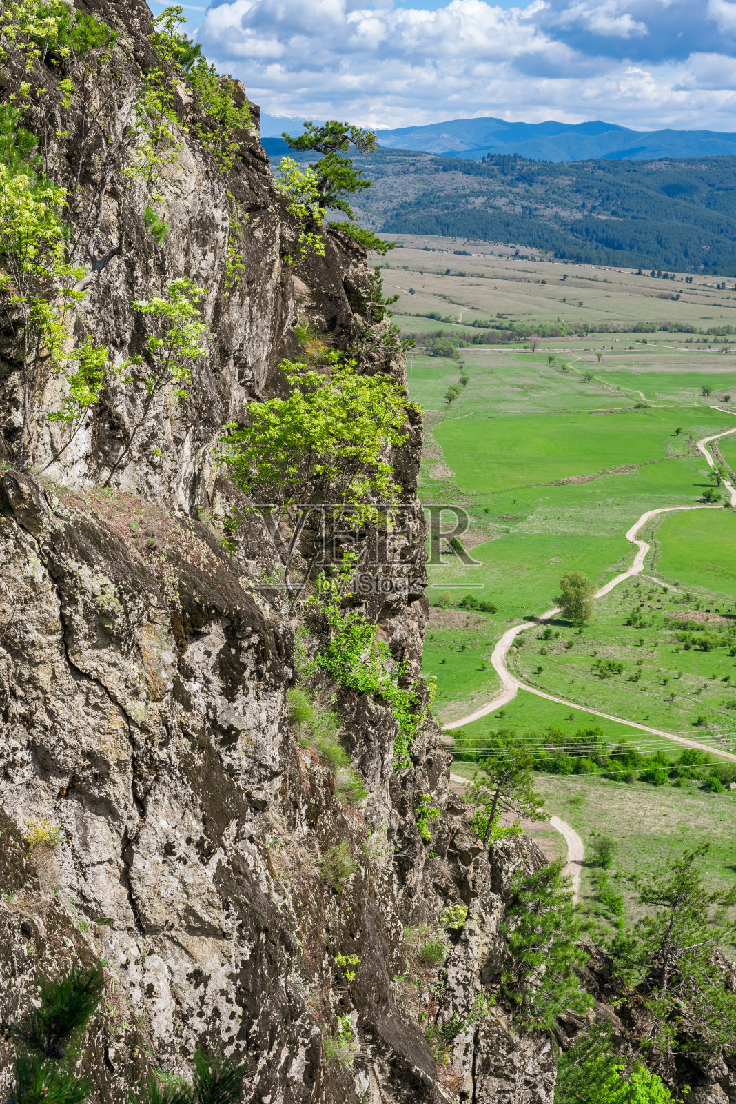 从保加利亚皮林山脉的山口俯瞰山谷照片摄影图片